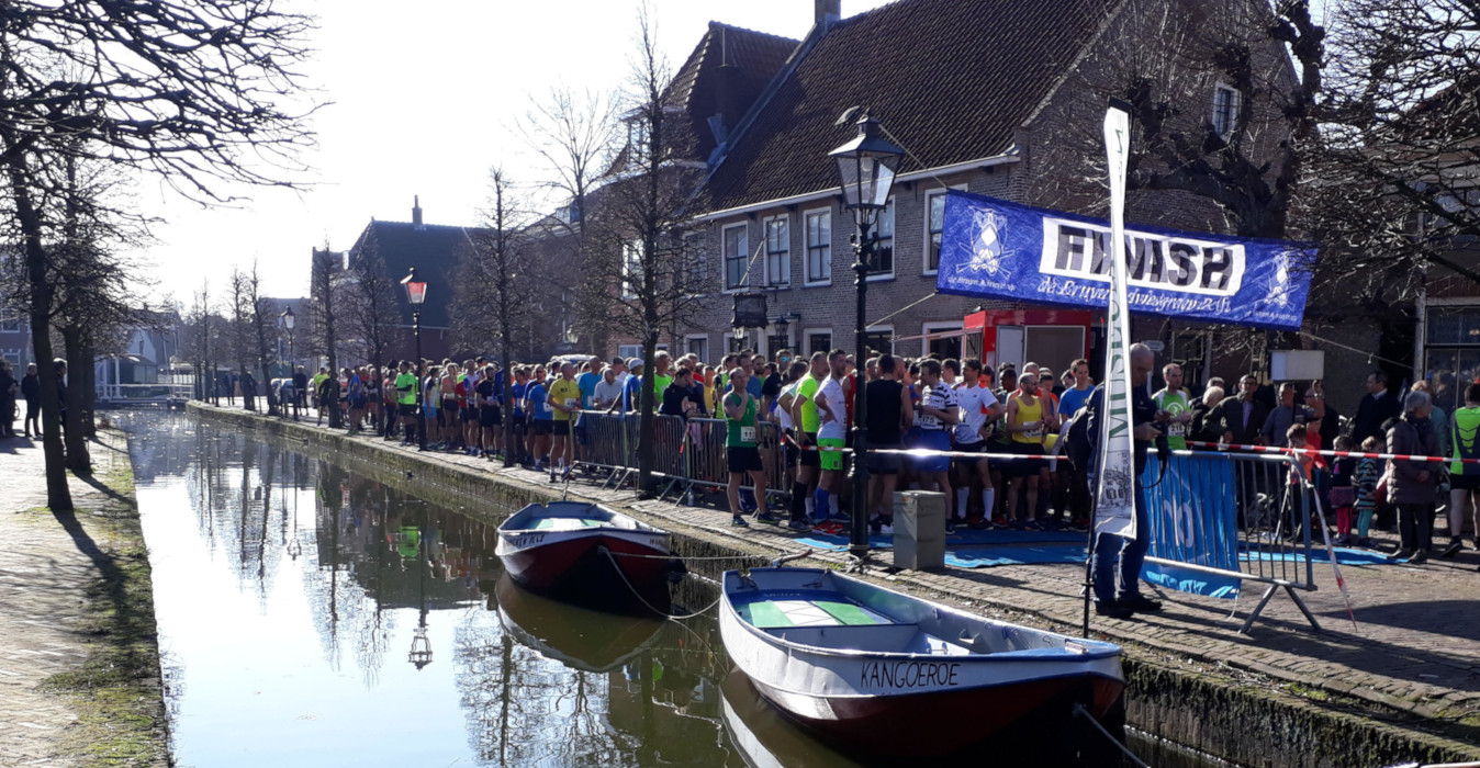 Start en Finish van de Moore DRV Midden Delflandse Halve Marathon